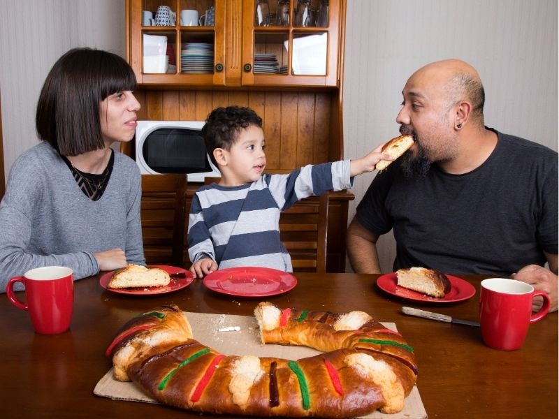 familia comiendo pastel de rosca de reyes en méxico