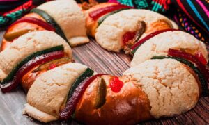 Celebrando el Día de Reyes en México: Regalos, Rosca de Reyes y Tamales