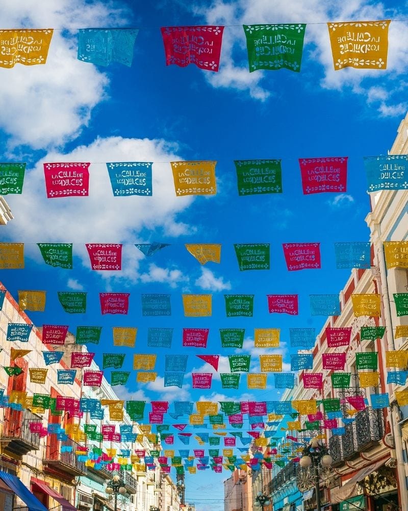 Papel picado tradicional mexicano colgando sobre la calle
