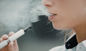 Los cigarrillos electrónicos están lejos de ser inofensivos: dañan los pulmones en unos pocos días