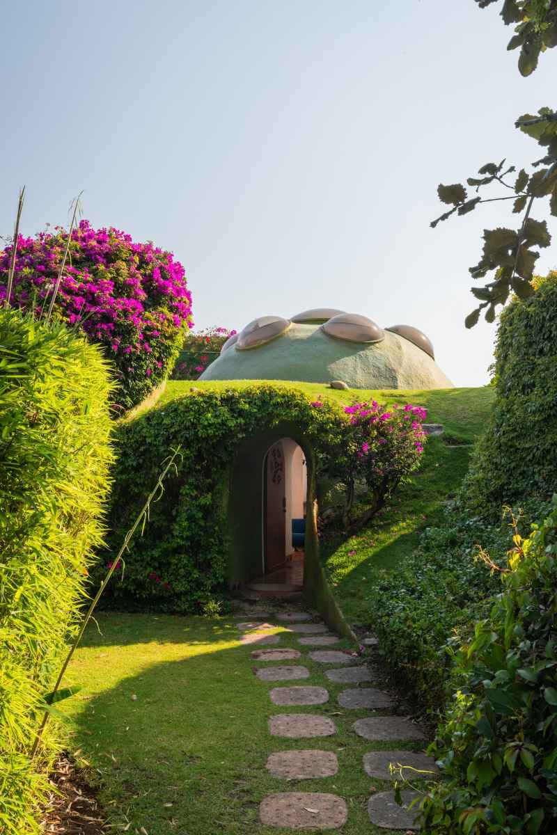Casa domo cubierta de pasto de la Casa de la Estrella en el Conjunto Satélite