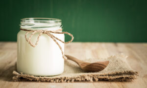 Yogur griego: todos los beneficios que no esperas concentrados en un tarro