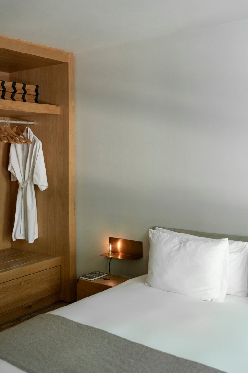 Dormitorio con bata en el closet en Casa TEO Airbnb en Polanco, Ciudad de México