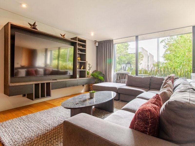 Sala de estar con una gran sección en el lujoso Airbnb de 3 habitaciones cerca de la Avenida Masaryk en Polanco, Ciudad de México