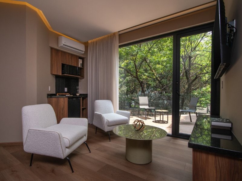 Área de descanso que se abre a la terraza en Casa Nogal Grand Terrace Suite, un Airbnb de Ciudad de México en Polanco