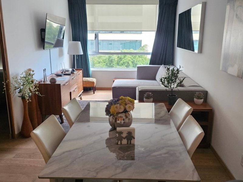 Comedor y sala de estar en Antara Miyana Airbnb de 2 habitaciones en Polanco, Ciudad de México