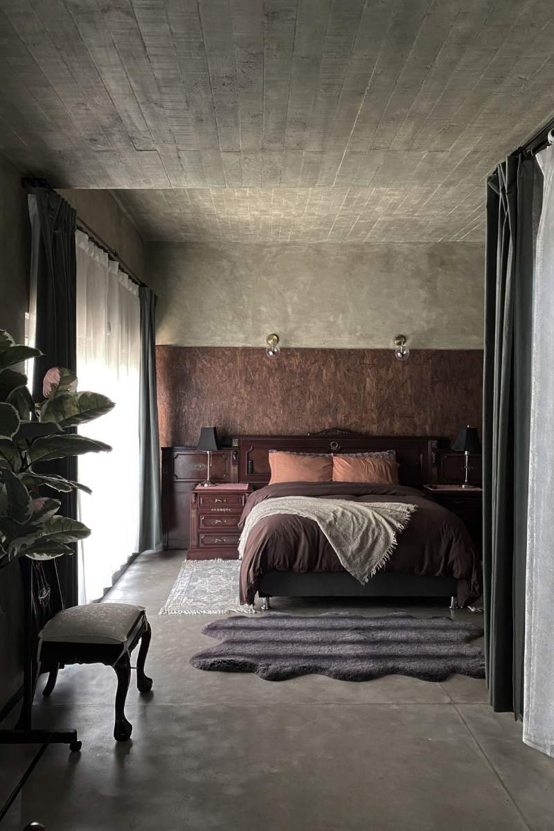 Dormitorio con paredes de concreto en el Historic Fairytale Garden Loft Airbnb en Polanco, Ciudad de México