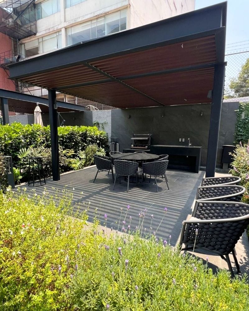 Alberca en edificio en moderno departamento Airbnb con alberca, gimnasio y estacionamiento en Polanco, Ciudad de México