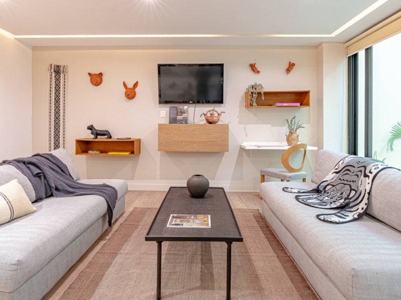 Sala con dos sofás en Loft Balam Airbnb en Polanco, Ciudad de México