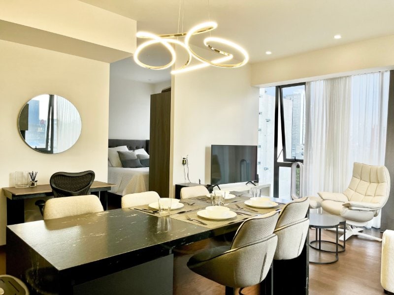 Comedor con candelabro moderno en el departamento Airbnb con piscina y gimnasio en Polanco, Ciudad de México
