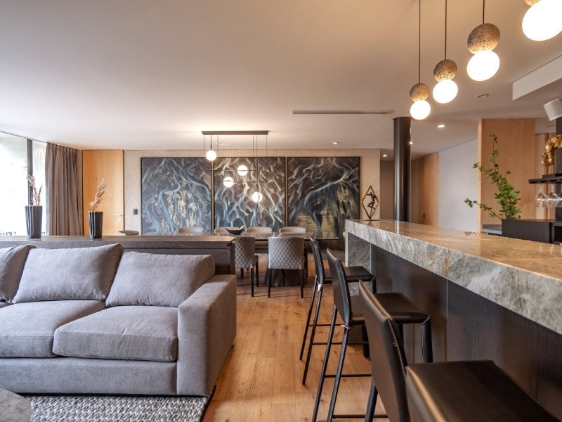Sala de estar y comedor abiertos en el lujoso Airbnb de 3 habitaciones cerca de Masaryk en Polanco, Ciudad de México