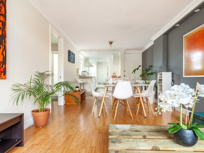 Luminosa sala de estar y comedor abiertos en el moderno Airbnb de 1 dormitorio en Polanco, Ciudad de México