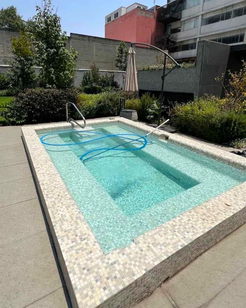 Alberca en edificio en moderno departamento Airbnb con alberca, gimnasio y estacionamiento en Polanco, Ciudad de México