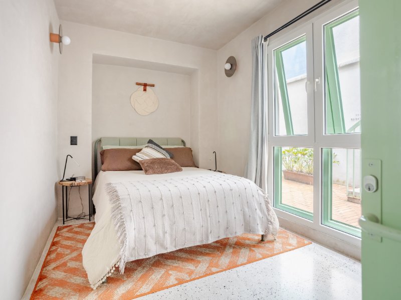 Dormitorio luminoso con puertas verdes en el tranquilo Airbnb de 1 dormitorio frente al mercado de Coyoacán