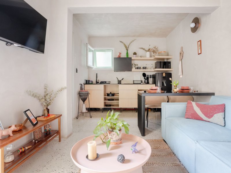 Sala de estar y cocina en el tranquilo Airbnb de Coyoacán de 1 dormitorio frente al mercado, Ciudad de México