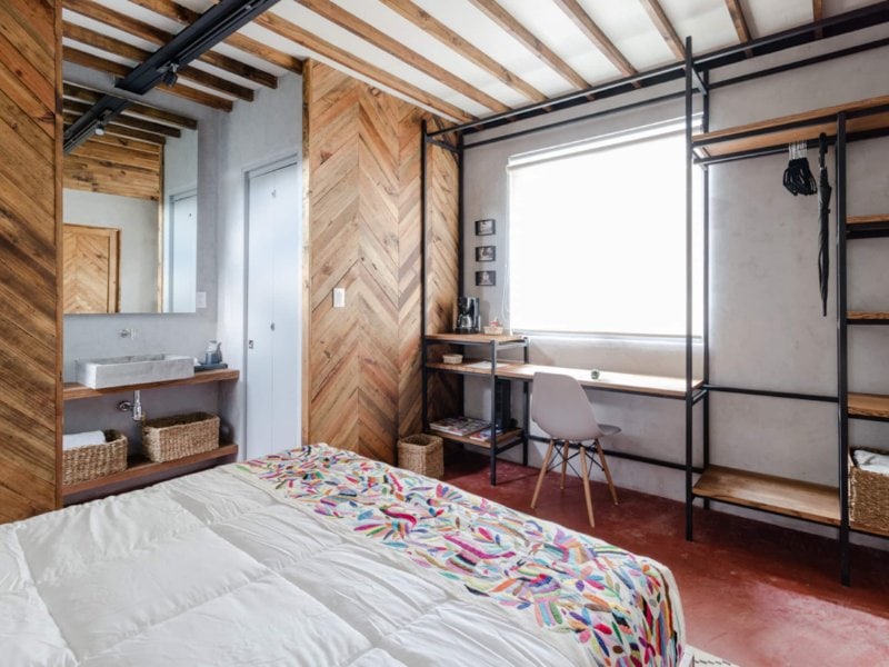 Dormitorio con grandes ventanales en Eco Rooftop Loft, un Airbnb de Coyoacán en la Ciudad de México