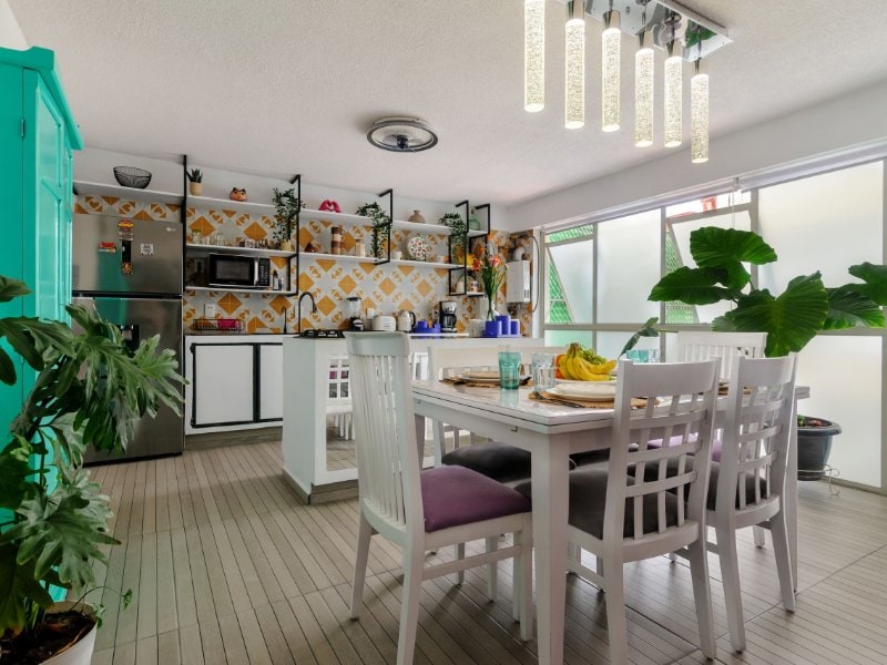 Cocina abierta y comedor en el elegante apartamento de 2 habitaciones Airbnb en Coyoacán, Ciudad de México