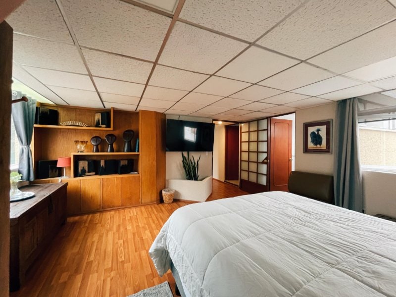Dormitorio y sala de estar en el apartamento de 2 habitaciones Airbnb by Viveros de Coyoacán, Ciudad de México