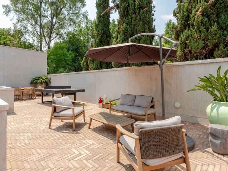 Patio compartido con sillones en el tranquilo Airbnb de 1 dormitorio junto al mercado de Coyoacán