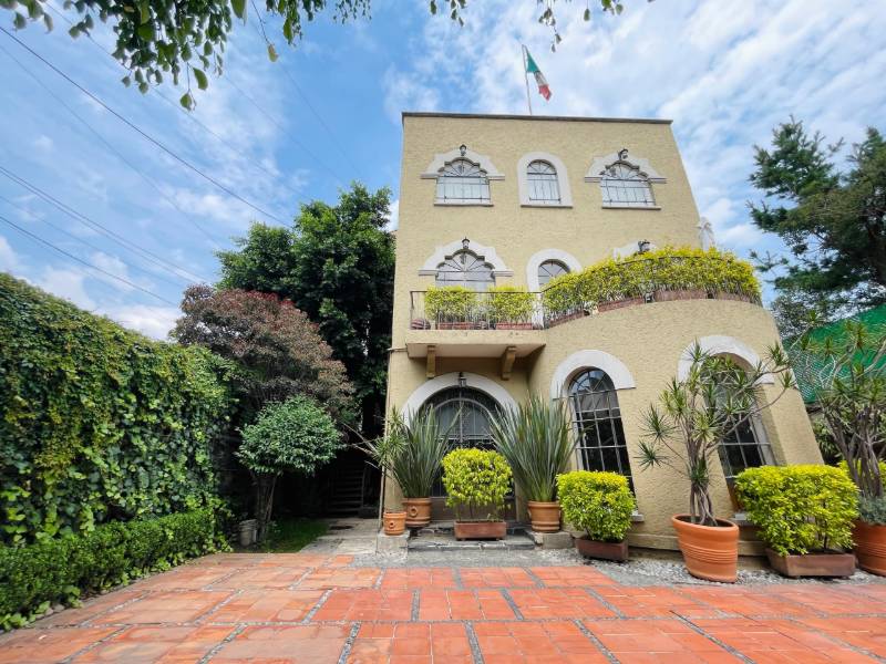 Jardín y fachada del departamento de 2 recámaras de Airbnb frente a Viveros de Coyoacán, Ciudad de México