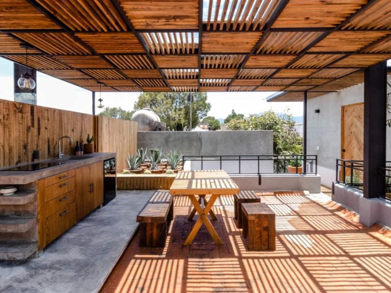 Terraza cubierta con mesa de comedor en Eco Rooftop Loft Airbnb en Coyoacán, Ciudad de México