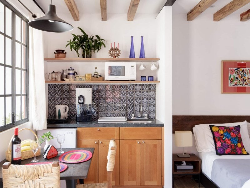 Cocina y sala de estar en Posada Coyote, un loft soleado Airbnb en Coyoacán, Ciudad de México