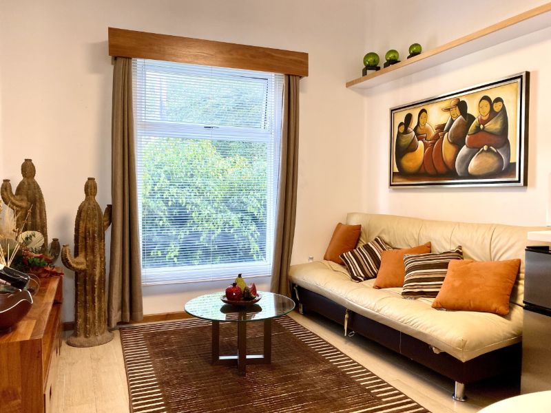 Sala de estar con arte mexicano en Diego Loft Airbnb cerca del histórico Coyoacán, Ciudad de México