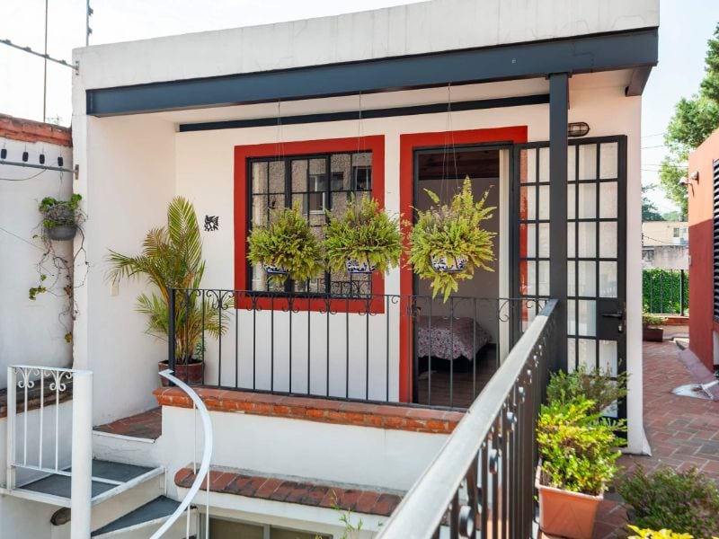 Terraza privada con plantas en Posada Coyote loft Airbnb en Coyoacán, Ciudad de México