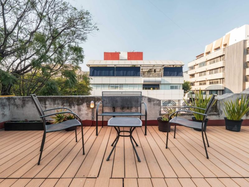 Soleada terraza en la azotea con sillas en la Casa Boris cerca de la Avenida Reforma en Cuauhtémoc, Ciudad de México