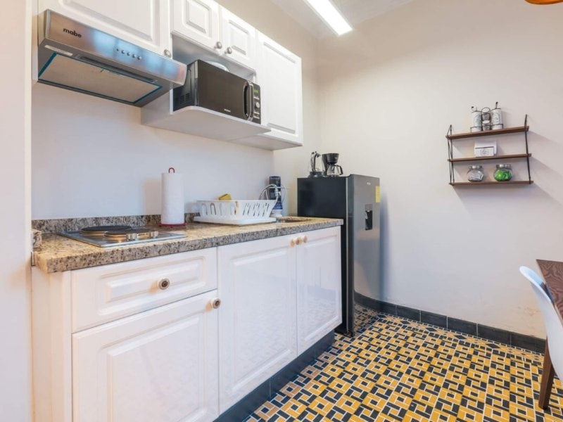 Cocina blanca con azulejos estampados en la Casa Boris de 1 dormitorio en Cuauhtémoc, Ciudad de México