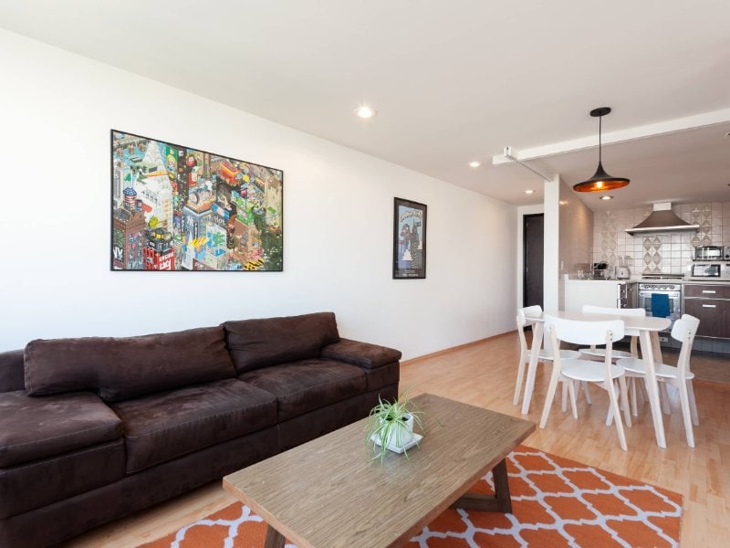 Sala y comedor abiertos y luminosos en Bright Studio junto al World Trade Center en Nápoles, un Airbnb económico en Ciudad de México