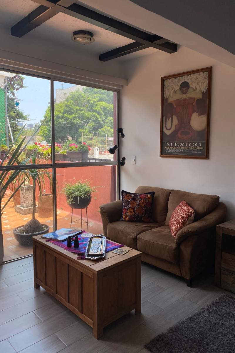 Loft con ventana grande y cartel de arte mexicano en la Casa de la Sierra Loft en Guadalupe Inn, Ciudad de México