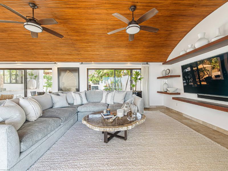 Sala de estar con terraza cubierta y una gran sección en la Villa Pedregal de 4 dormitorios en Cabo San Lucas