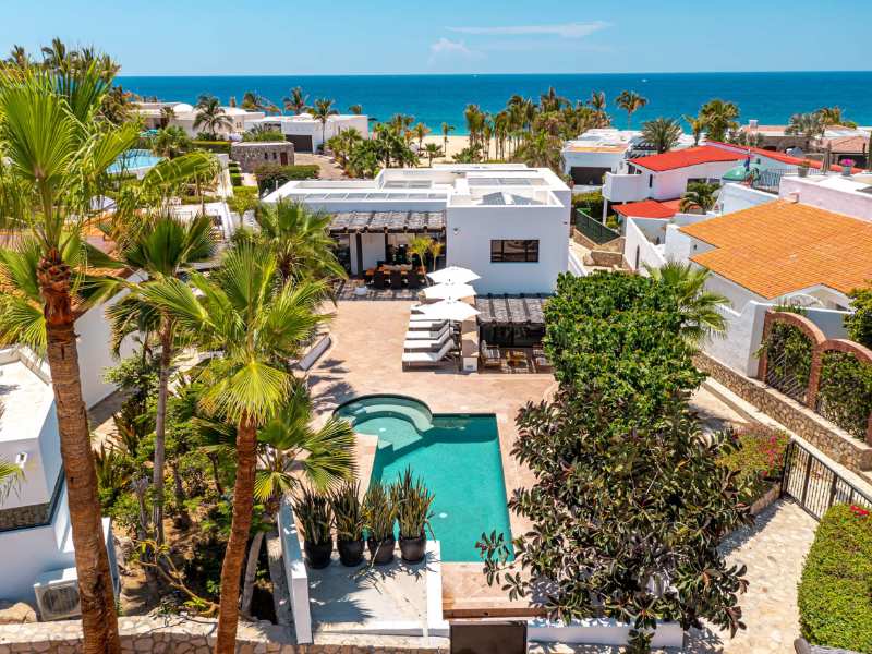 Vista aérea de la Villa Pedregal de 4 dormitorios y su piscina a pocos pasos de la playa en Cabo San Lucas