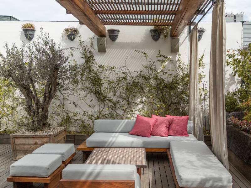Terraza en la azotea con pérgola y sillones en la Casa del Pianista del siglo XX Airbnb en Roma Norte, Ciudad de México