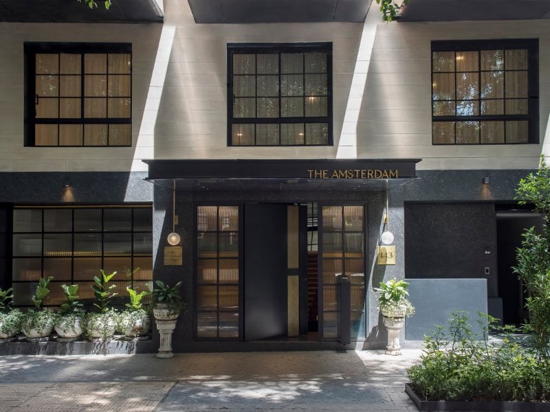 Fachada negra y entrada del edificio Amsterdam, hogar de la Suite Terraza Presidencial en Condesa, Ciudad de México