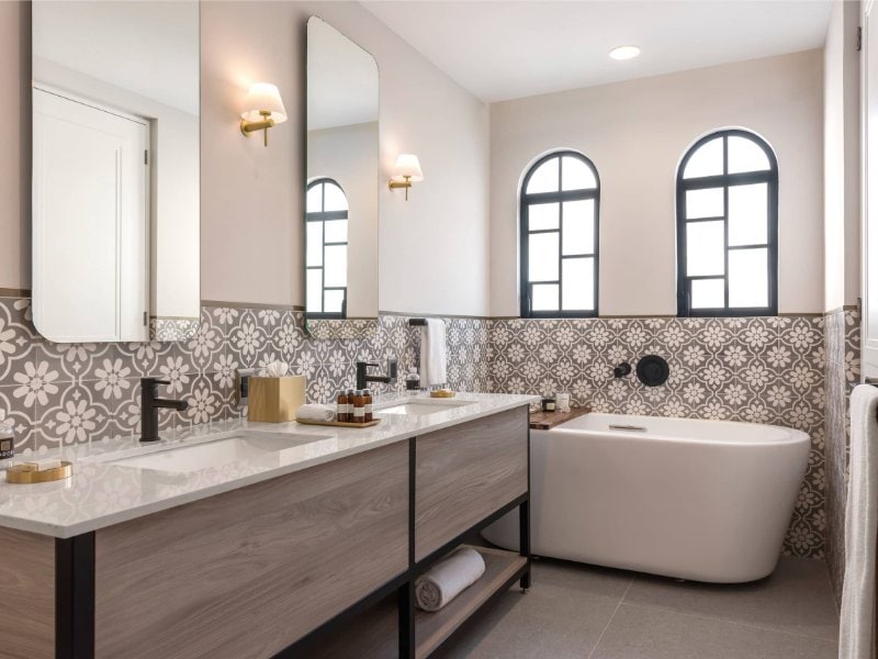 Baño de mármol con bañera profunda en Casa Cleo en Condesa, un alquiler de lujo en Ciudad de México
