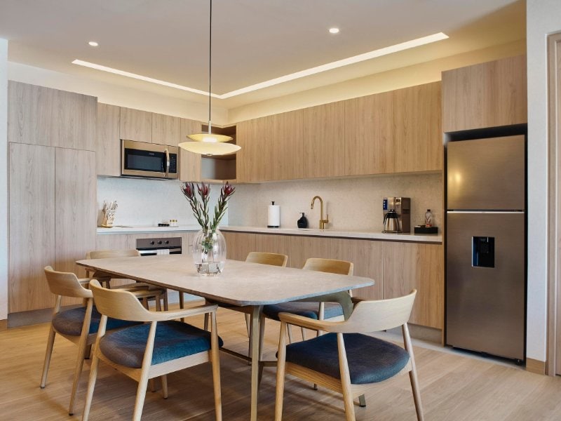 Cocina moderna y mesa de comedor en la tranquila y privada residencia con balcón en Polanco, un alquiler de lujo en la Ciudad de México