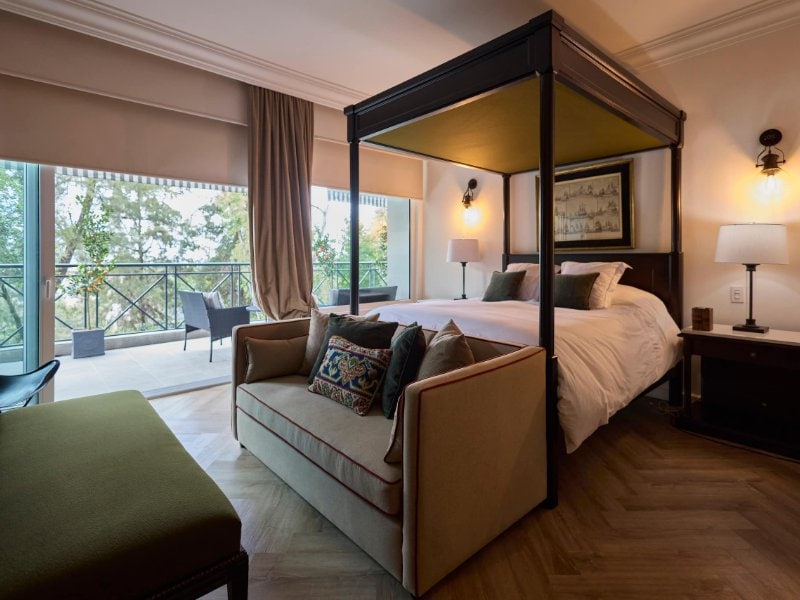 Cama con dosel y sofá con vista al bosque en la Villa de lujo en Lomas Altas con chef y chofer, Ciudad de México