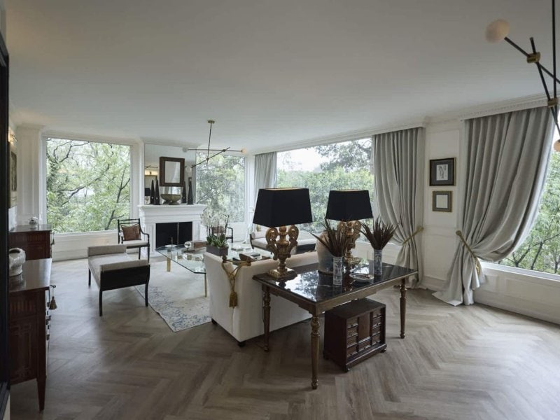 Sala de estar con chimenea y vista al jardín en Villa de Lujo en Lomas Altas, un Airbnb de lujo en Ciudad de México