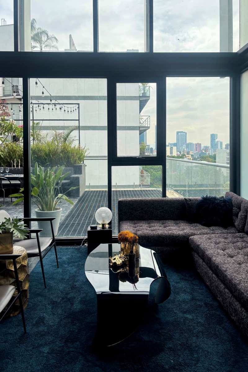 Sala de estar oscura con vistas a la ciudad en Lavish in Black Airbnb en Condesa, Ciudad de México