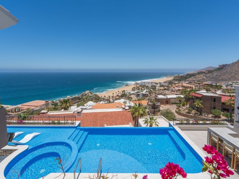 Piscina infinita y jacuzzi con vista al Océano Pacífico en Casa La Maraca en Pedregal, Cabo San Lucas
