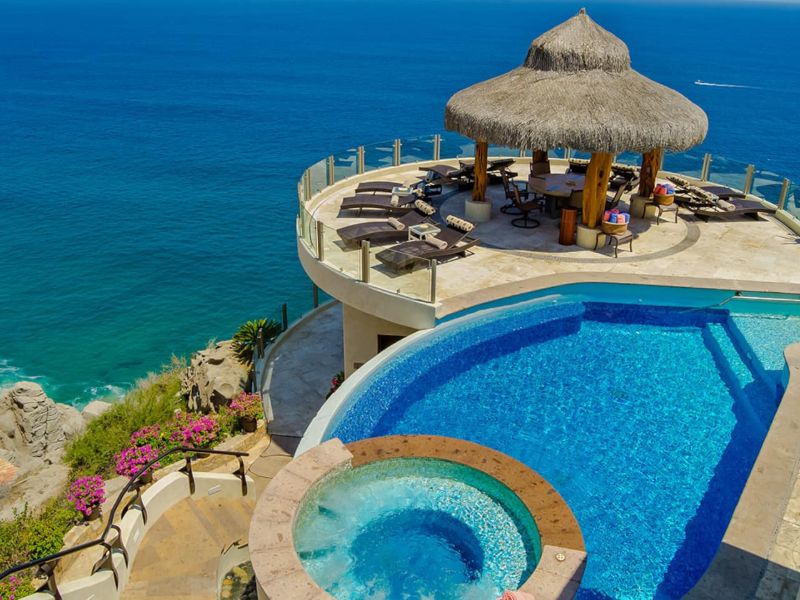 Piscina infinita, jacuzzi y terraza de palapa sobre el océano en Villa Peñasco en Pedregal, Cabo San Lucas