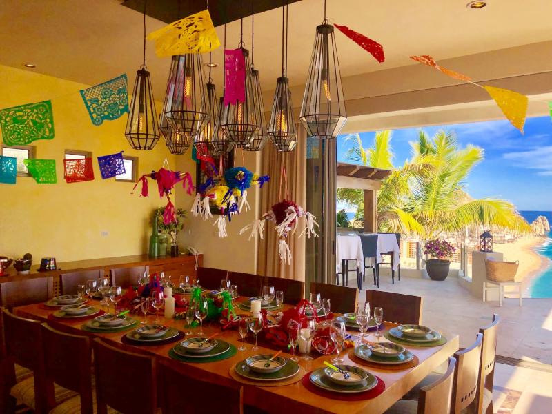 Comedor decorado con papel picado en Villa Peñasco en Pedregal, Cabo San Lucas