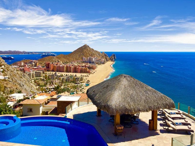 Piscina infinita y palapa con vista a la playa Médano en Villa Peñasco en Pedregal, Cabo San Lucas