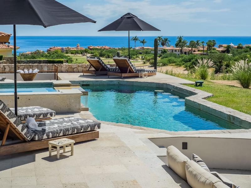 Piscina y tumbonas con vista al mar en Casa Naah Payil en Cabo del Sol, Cabo San Lucas