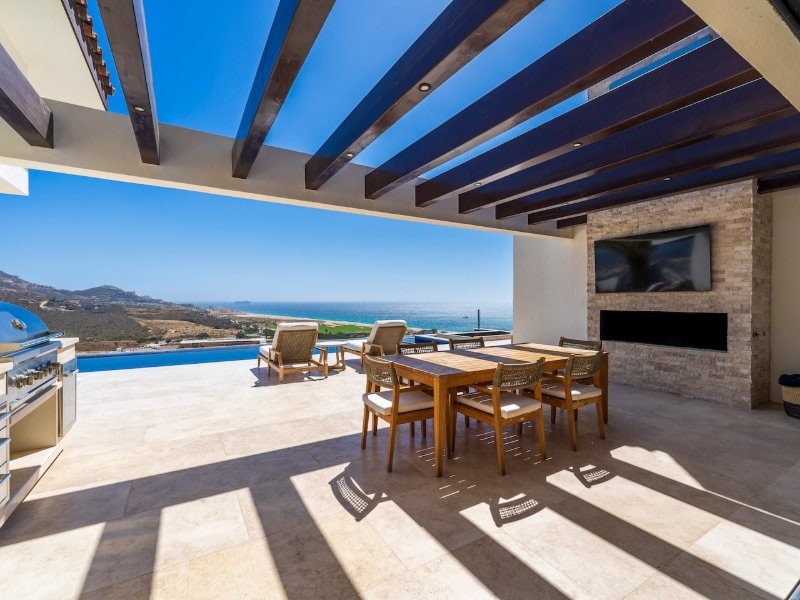 Terraza cubierta para comer al aire libre con parrilla y vista al mar en Ocean-View Villa en Quivira, Cabo San Lucas
