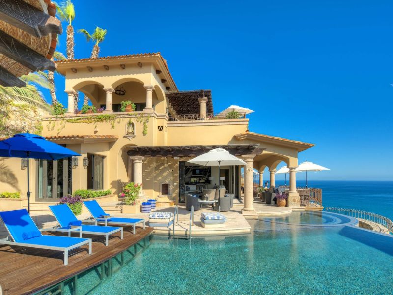 Piscina infinita y terraza frente al Mar de Cortés en Seaside La Casita en Palmilla, Cabo Corridor