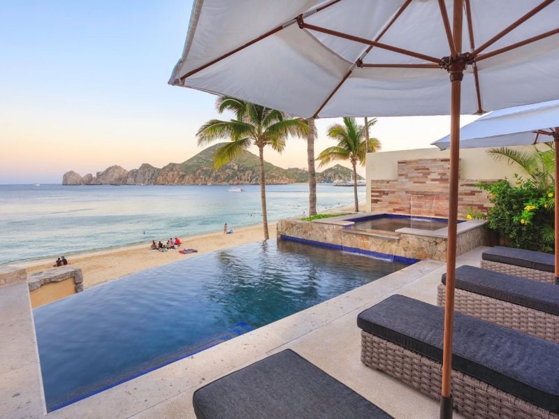 Piscina infinita sobre la playa Médano con vistas a Land's End en Villa 1, Hacienda Beach Club, Cabo San Lucas