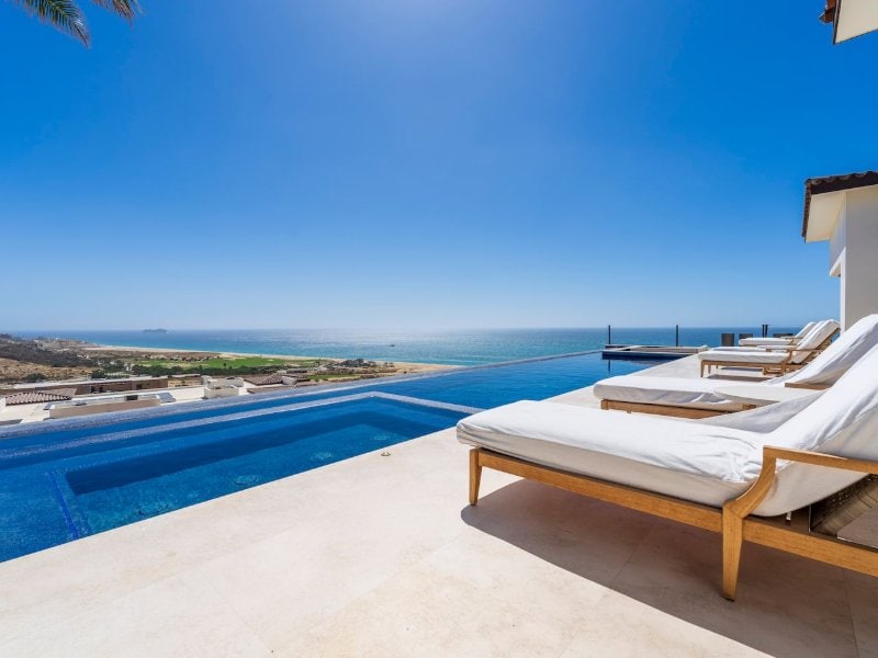 Piscina infinita y camastros con vista al Pacífico en Ocean-View Villa en Quivira, Cabo San Lucas
